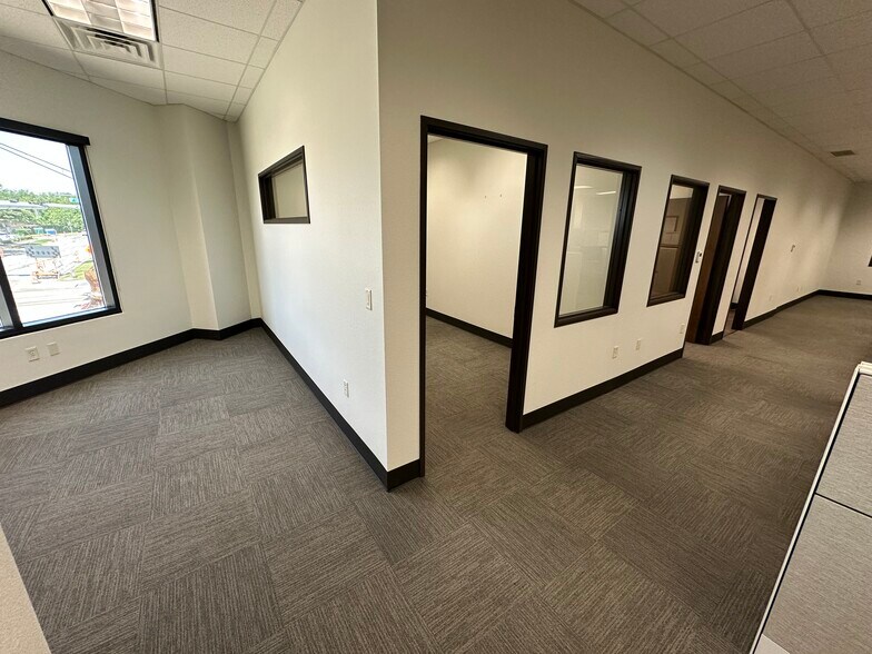 More Photos Of 400 W Oak St, Denton Office For Lease
