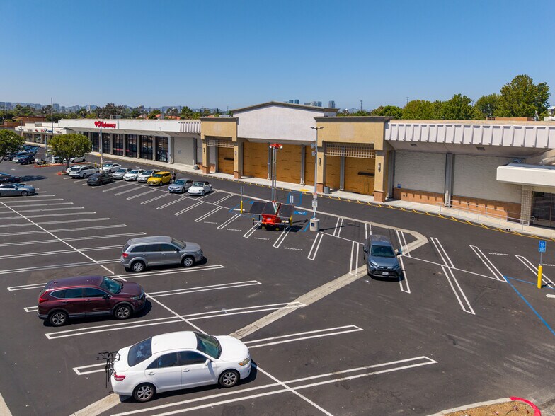 More Photos Of 3000-3130 S Sepulveda Blvd, Los Angeles Unknown For Lease