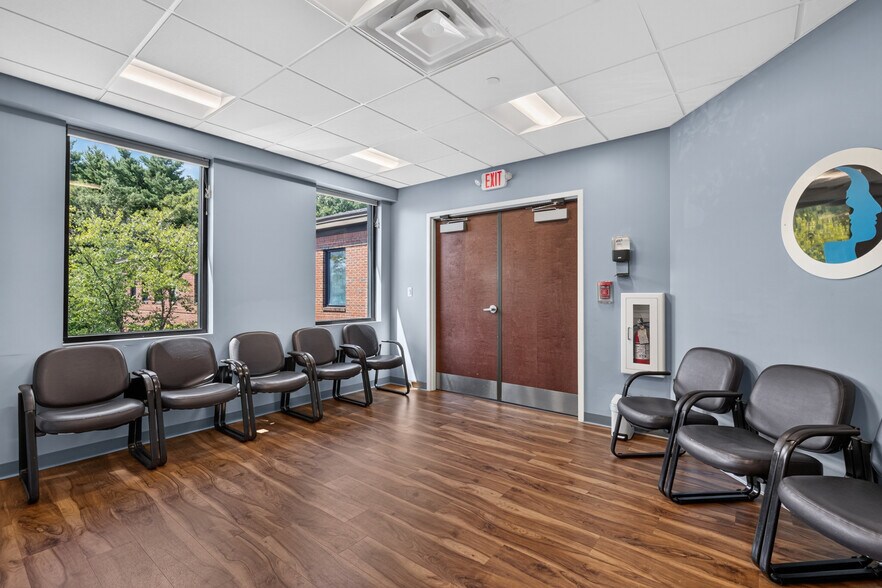 More Photos Of 51 Webb Pl, Dover Office For Sale