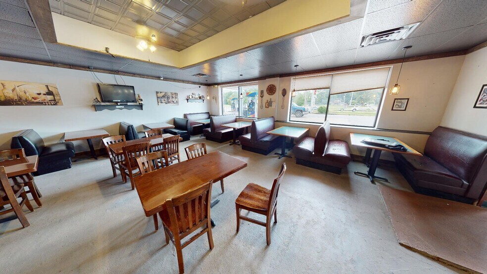 More Photos Of 912 1/2 S Main St, Monticello Storefront For Lease