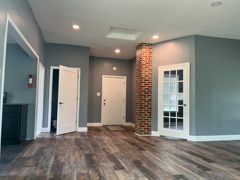 More Photos Of 7048 Aviation Blvd, Glen Burnie Storefront Retail Office For Sale