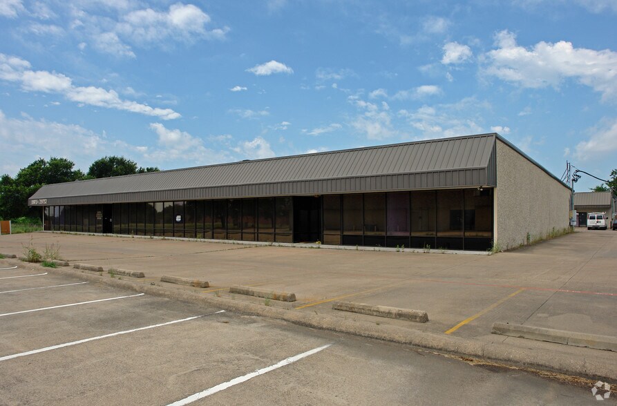 More Photos Of 201 Executive Way, DeSoto Showroom For Lease