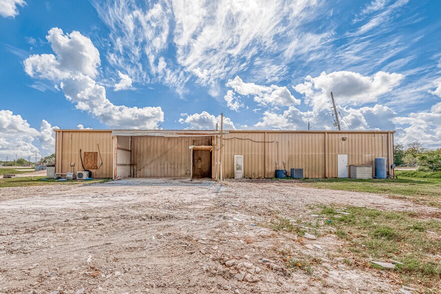 More Photos Of 15511 Highway 6, Rosharon Storefront Retail Office For Lease