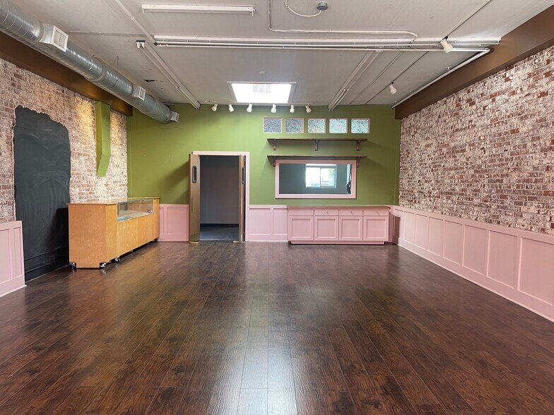 More Photos Of 5388-5392 Peachtree Rd, Chamblee Storefront For Lease