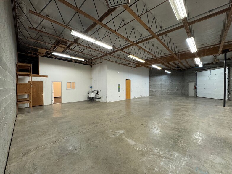 More Photos Of 6455 Lakeview Blvd, Lake Oswego Flex For Lease