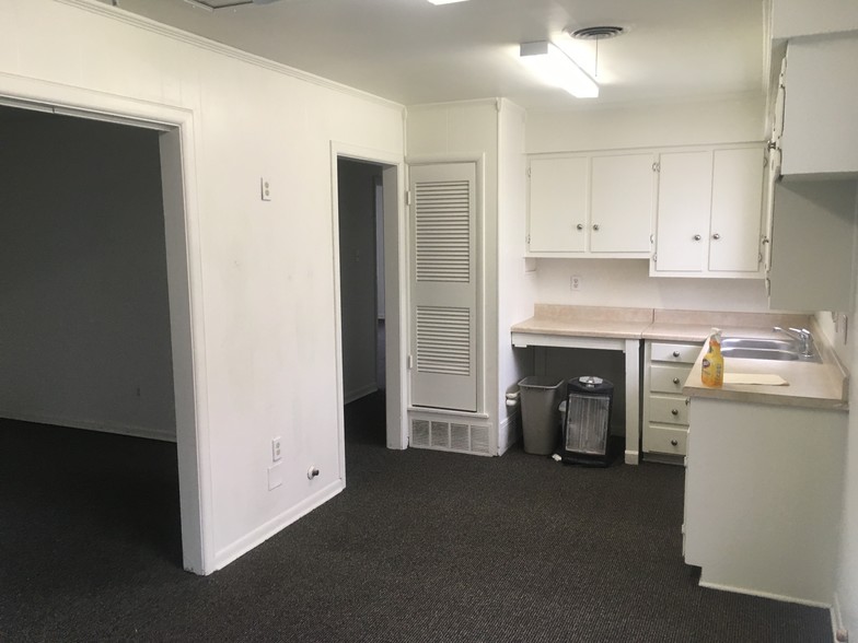 More Photos Of 1913 Hemlock Dr, Haltom City Office For Sale