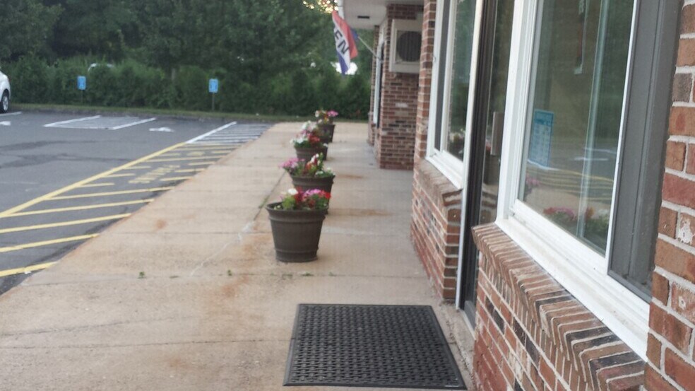 More Photos Of 244 Farms Village Rd, West Simsbury Unknown For Lease