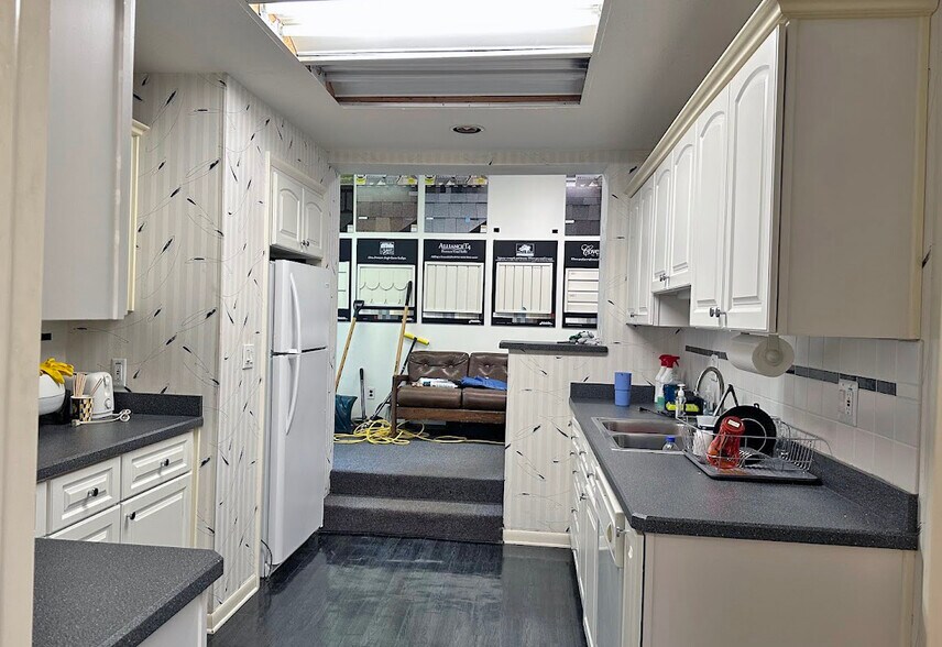 More Photos Of 24470 Telegraph Rd, Southfield Office For Sale