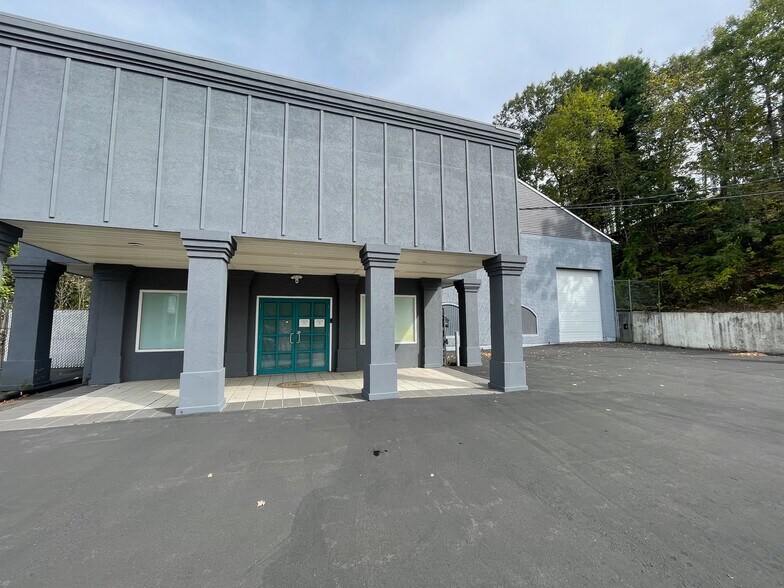 More Photos Of 2391 S Main St, Waterbury Showroom For Lease