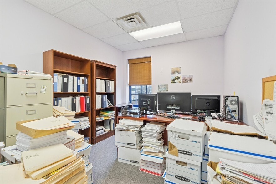 More Photos Of 422 Mill St, Bristol Office For Sale