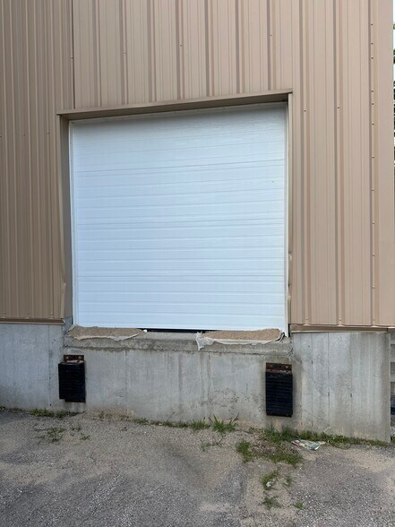 More Photos Of 61 Airport Dr, Rochester Service For Lease