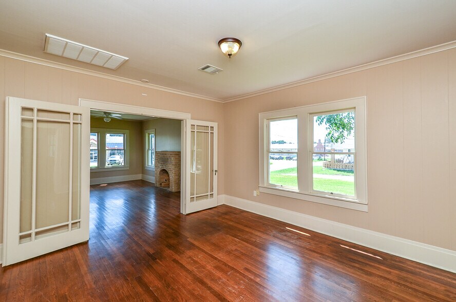 More Photos Of 404 W Main St, Bellville Office Residential For Sale