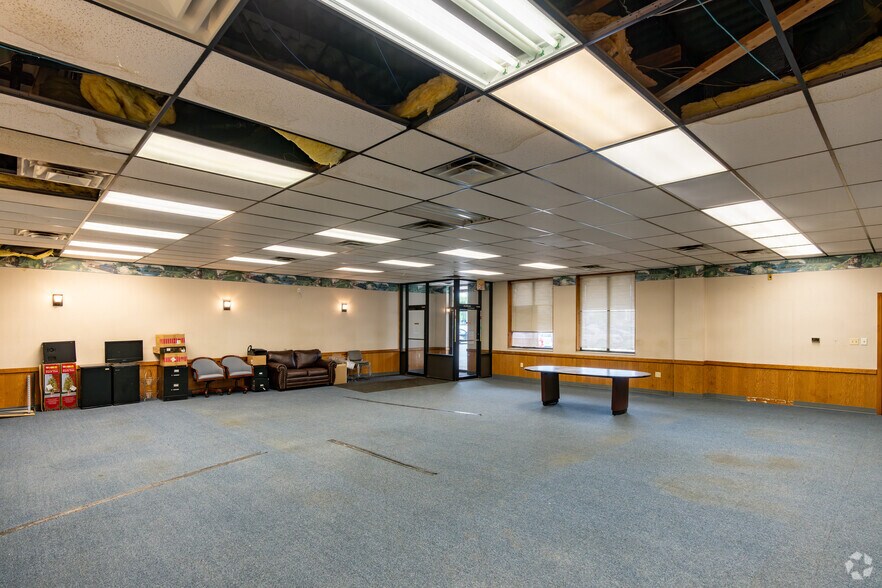 More Photos Of 11956-11972 N Saginaw St, Mount Morris General Retail For Sale