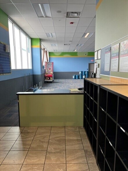 More Photos Of 465 W Arlington St, Gladstone General Retail For Sale