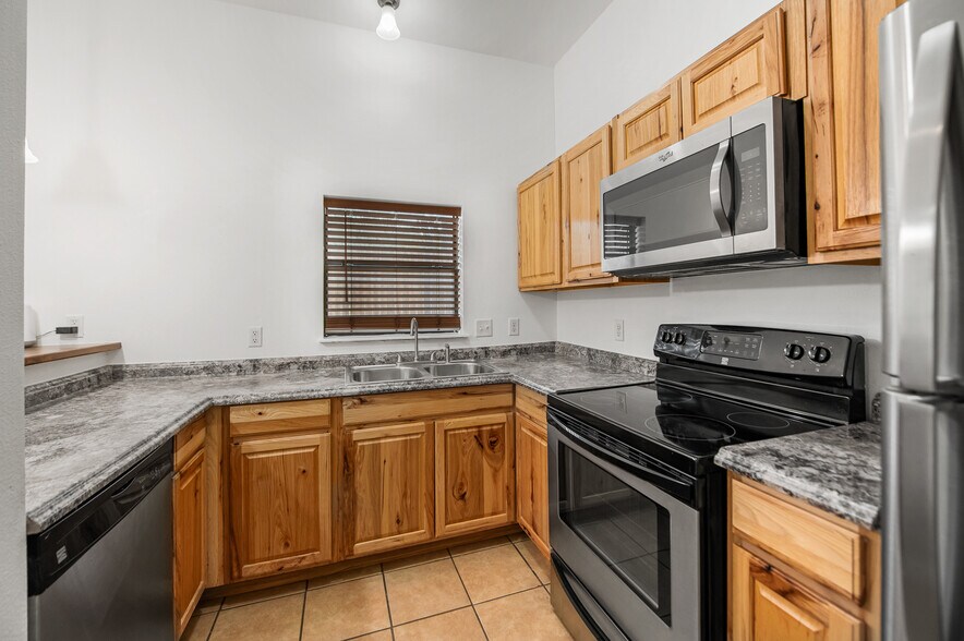 More Photos Of 101 Hunters Glen Dr, San Marcos Flex For Sale