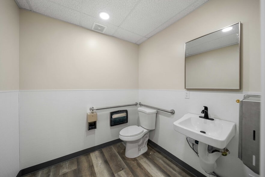 More Photos Of 465 E Palmdale Blvd, Palmdale Loft Creative Space For Lease