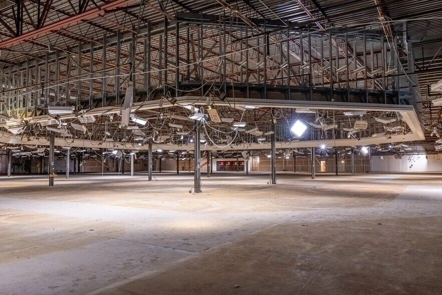 More Photos Of 2000 S Expressway 83, Harlingen Department Store For Lease