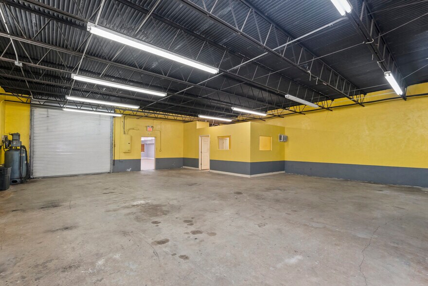 More Photos Of 539 NE 34th Ct, Oakland Park Warehouse For Lease
