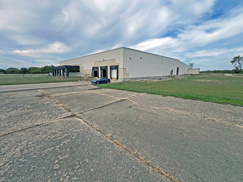 More Photos Of 823 Aaron Pky, Centralia Manufacturing For Lease