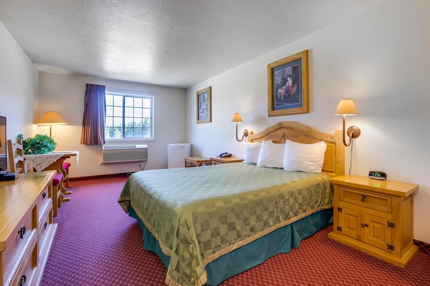 More Photos Of 2019 N Poplar St, Leadville Hotel For Sale