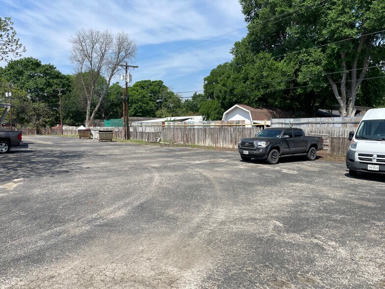 More Photos Of 380-394 Landa St, New Braunfels Unknown For Lease