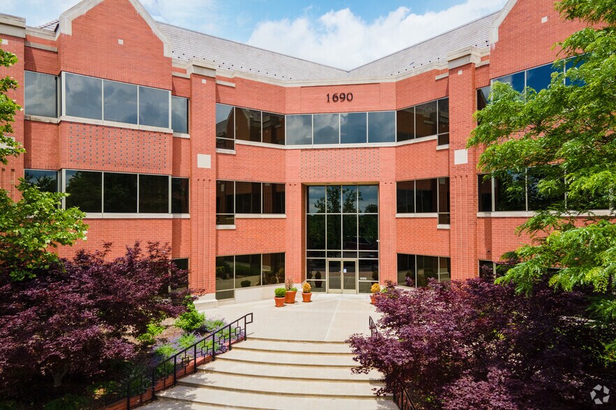 More Photos Of 1690 Sumneytown Pike, Lansdale Office For Lease