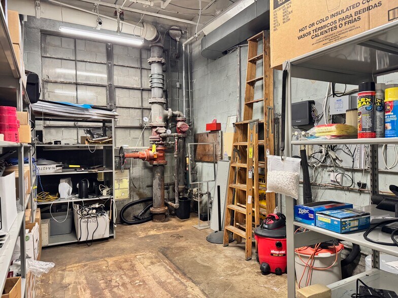 More Photos Of 3448 Shelby St, Indianapolis Flex For Sale