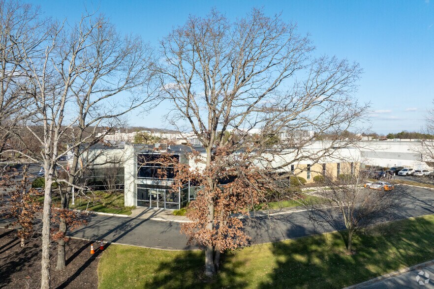 More Photos Of 10 Commerce Dr, Hauppauge Manufacturing For Lease