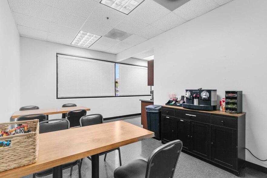 More Photos Of 2850 Ontario St, Burbank Warehouse For Lease