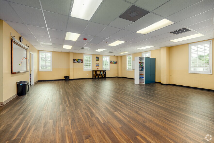 More Photos Of 11820 Huffmeister Rd, Houston Office For Sale