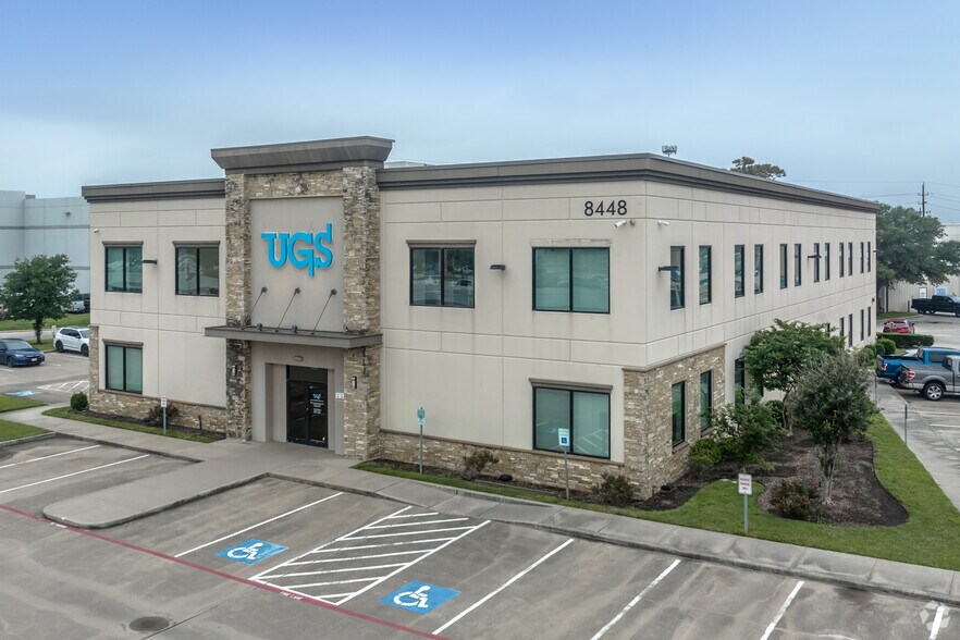 More Photos Of 8448 N Sam Houston Pky W, Houston Light Distribution For Sale