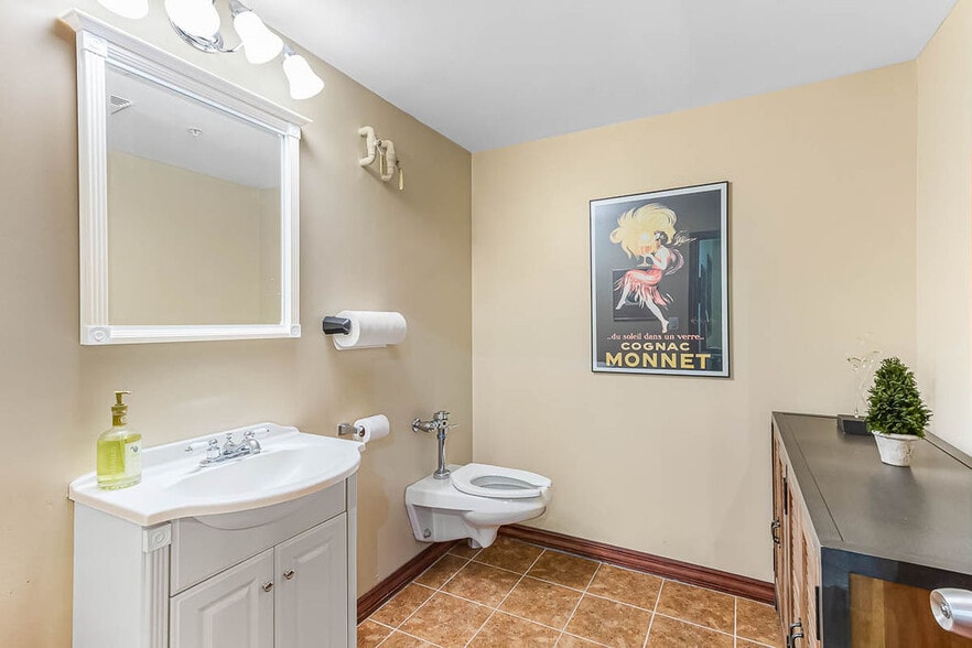 More Photos Of 824 W Superior St, Chicago Office Residential For Sale