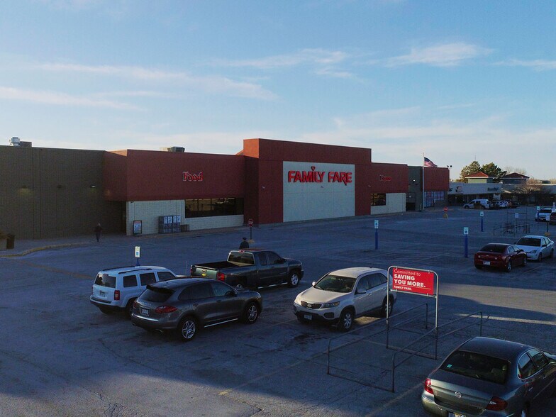 More Photos Of 5110 S 108th St, Omaha Supermarket For Lease