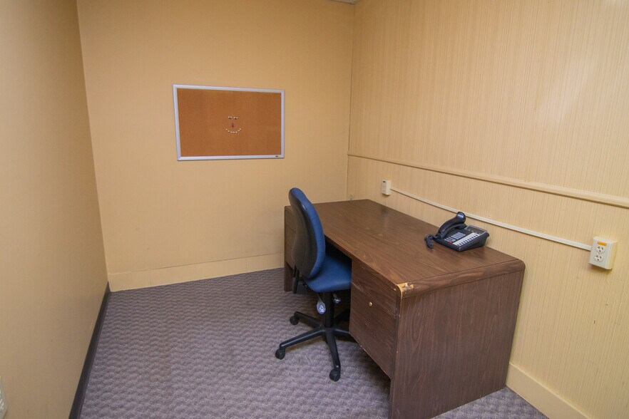 More Photos Of 1439 Sunset Blvd, Steubenville Flex For Sale