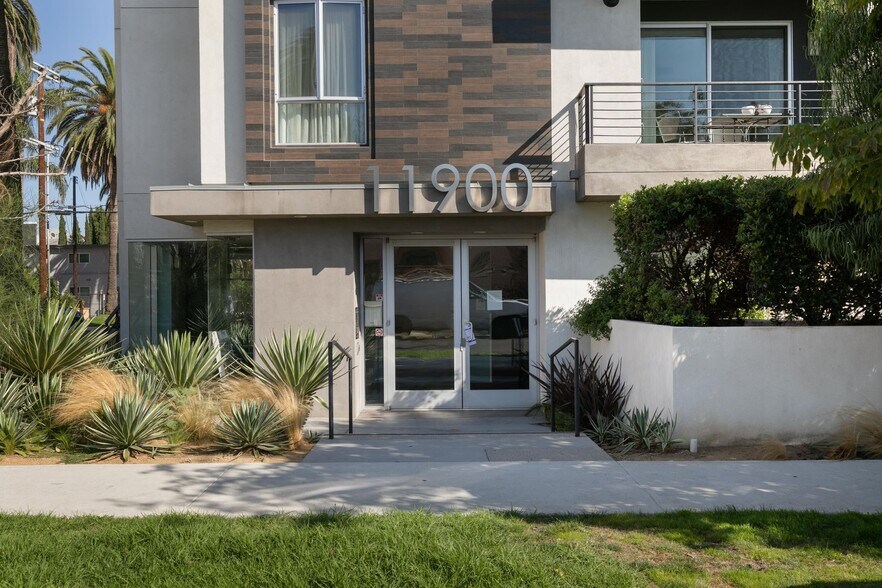 More Photos Of 11900 Courtleigh Dr, Los Angeles Apartments For Sale
