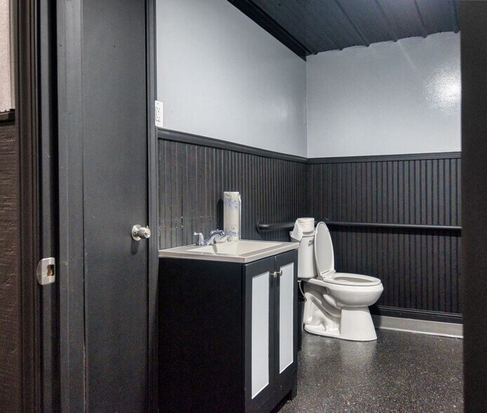 More Photos Of 4540 Emerson Ave, Parkersburg Bar For Lease