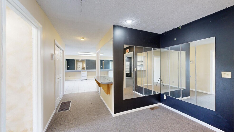 More Photos Of 3130 N Woodford St, Decatur Freestanding For Lease
