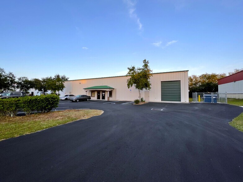 More Photos Of 1811 Greenleaf Ln, Leesburg Warehouse For Lease