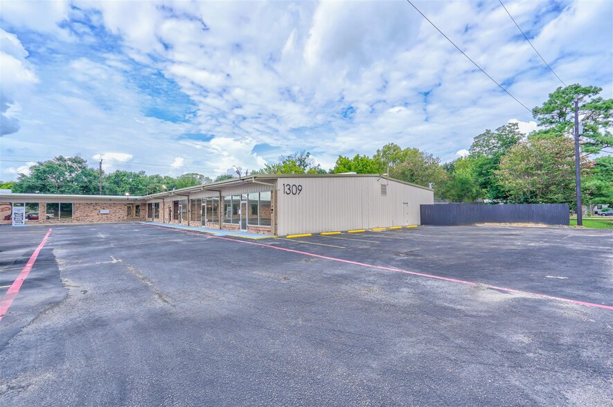 More Photos Of 1301-1309 Sandy Ln, Baytown General Retail For Sale