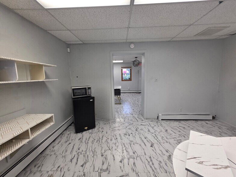 More Photos Of 97 Frank St, Somerset Medical For Lease
