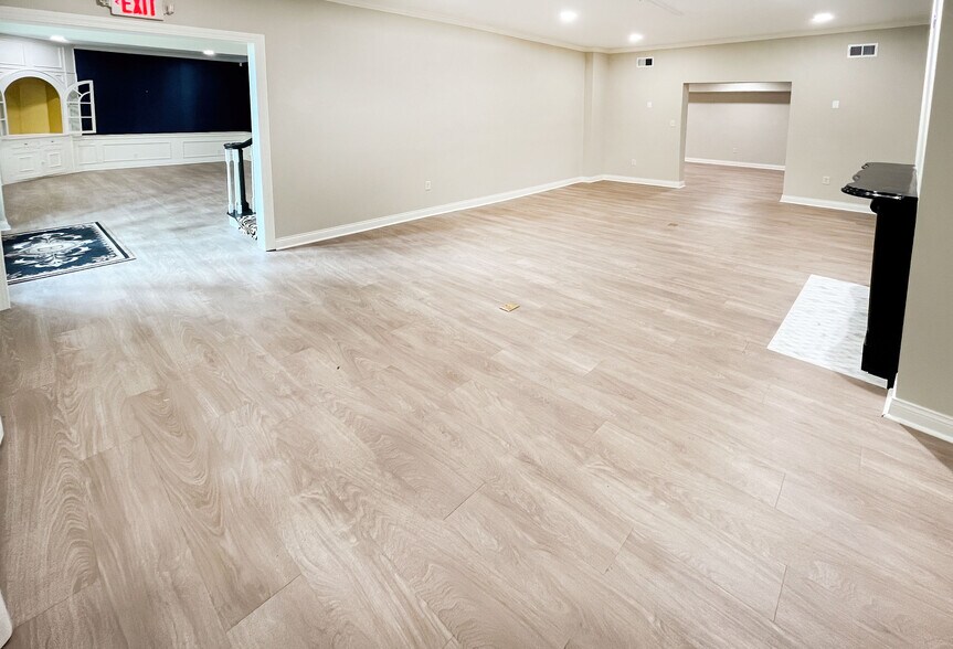 More Photos Of 10388 In-662 W, Newburgh Freestanding For Sale