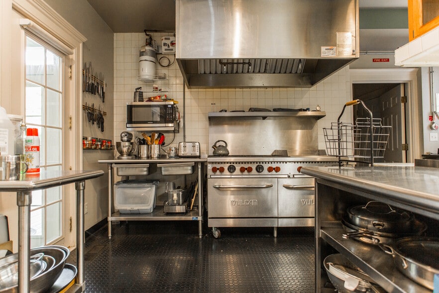 More Photos Of 116 E 46th St, Kansas City Hospitality For Sale