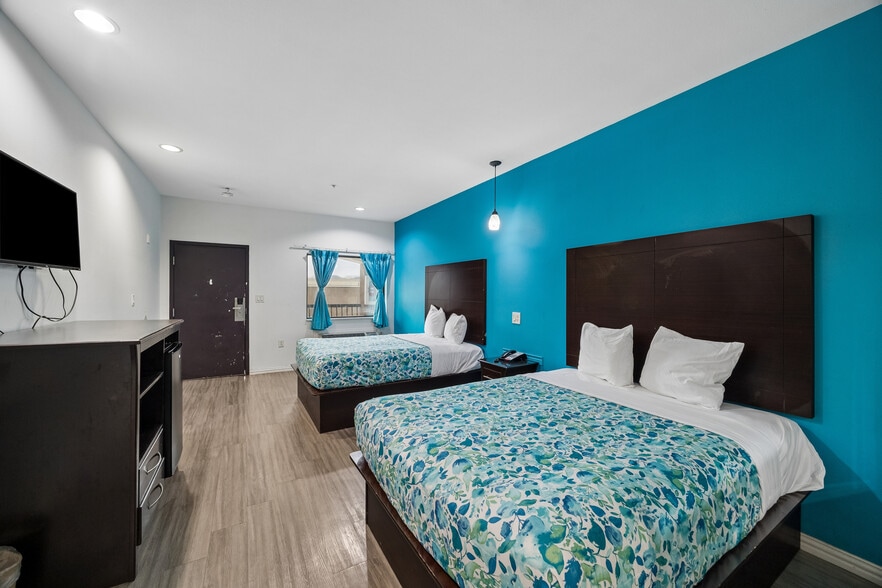 More Photos Of 14621 Highway 59 N, Humble Hotel For Sale