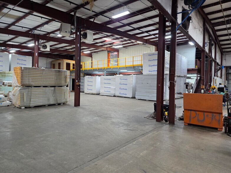 More Photos Of 318 Bell Park Dr, Woodstock Distribution For Lease