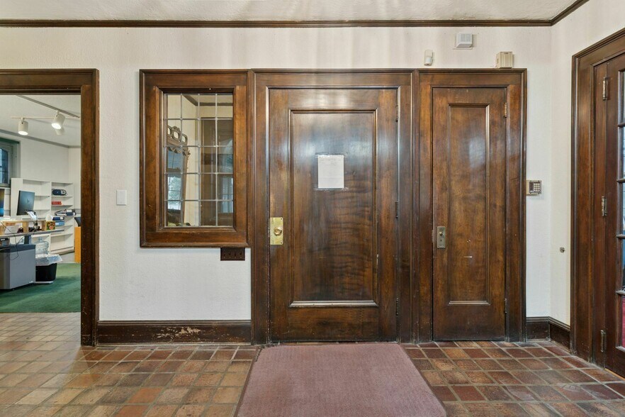 More Photos Of 2318 S 1st Ave, Minneapolis Office For Sale