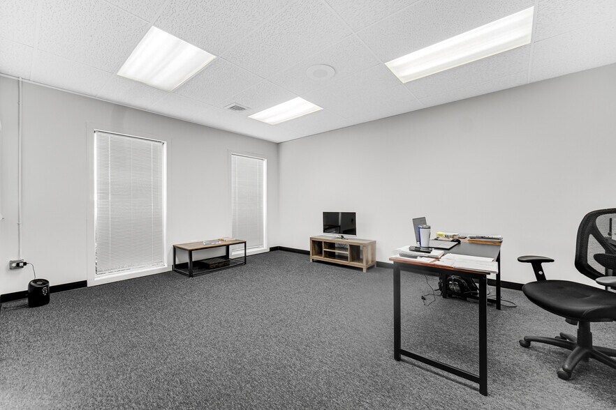 More Photos Of 2271-2289 Devon Ave, Elk Grove Village Warehouse For Lease