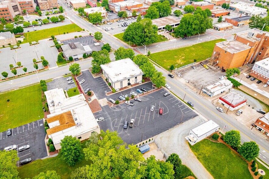 More Photos Of 508 S Lexington Ave, Burlington Office For Sale