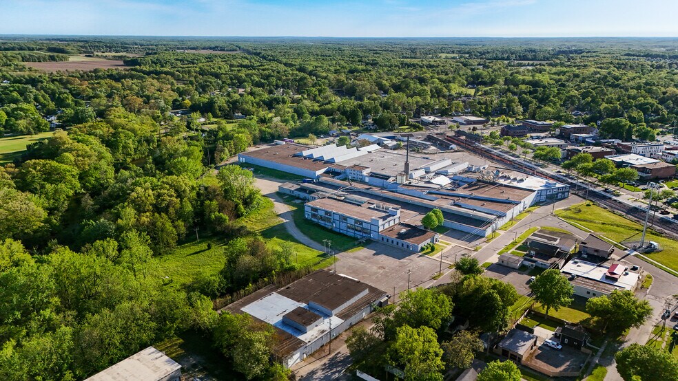 More Photos Of 202 Spaulding St, Dowagiac Distribution For Lease