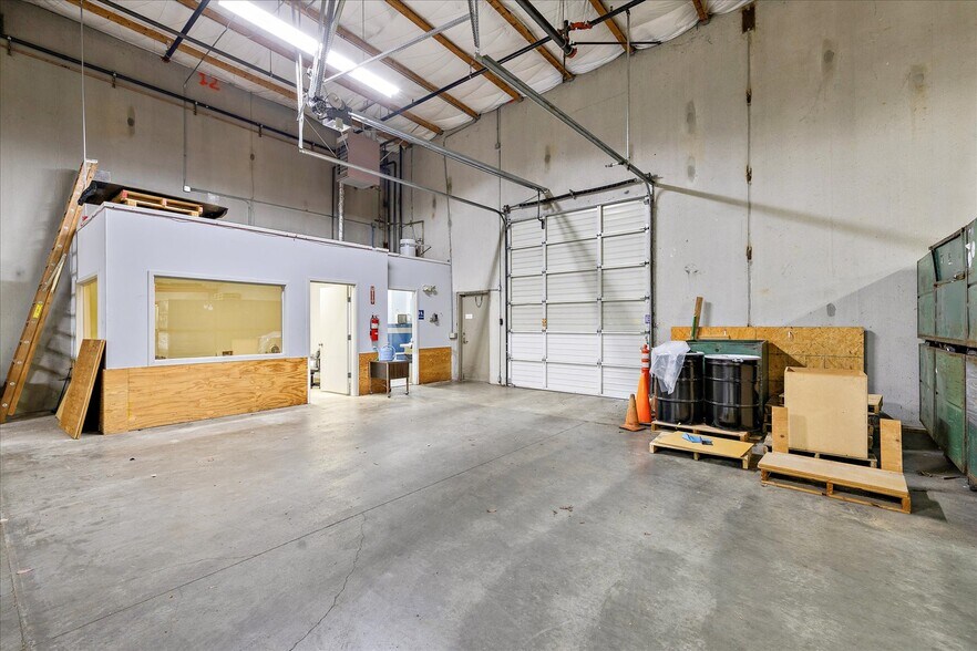 More Photos Of 21021 66th Ave W, Lynnwood Manufacturing For Sale