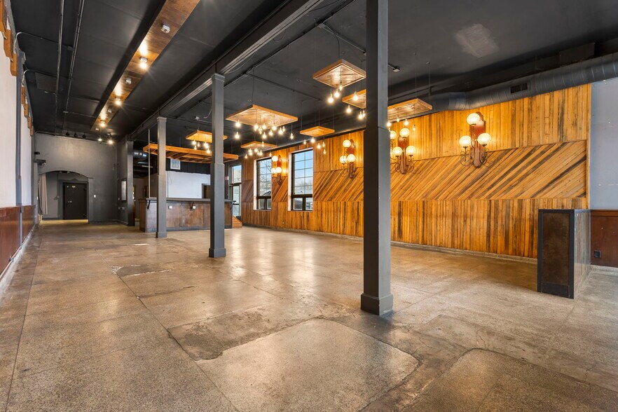 More Photos Of 408 W Walnut St, Springfield Storefront Retail Residential For Lease